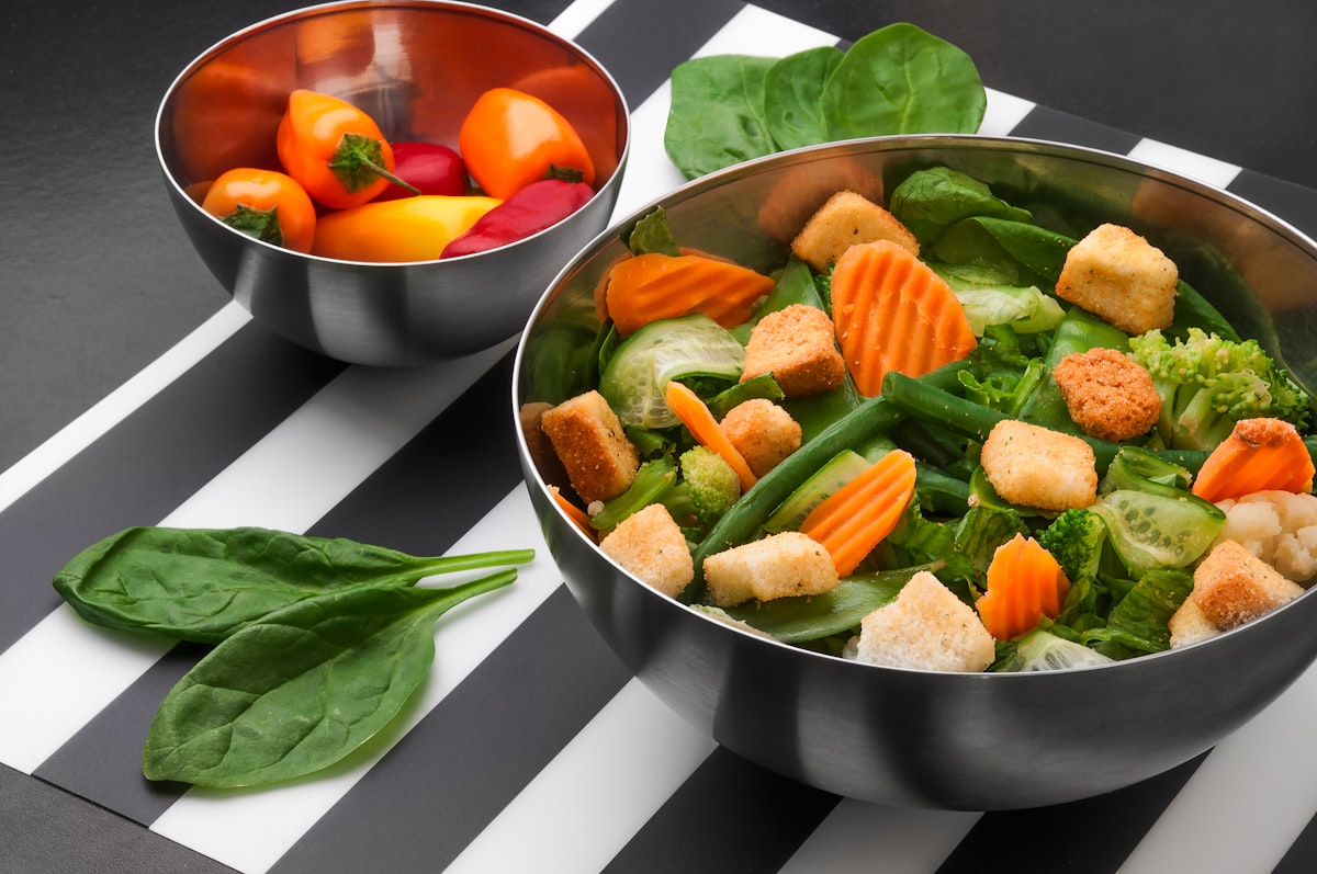 Gesunde Mahlzeit mit frischem Gemüse und Vollkorngetreide